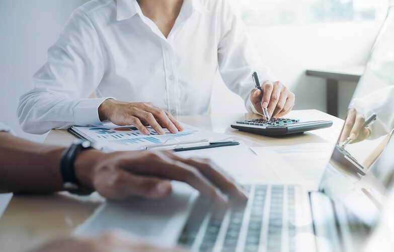 Imagen personas revisando documentos