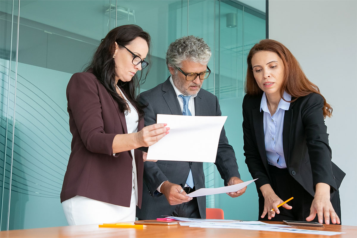 Empresarios revisando oportunidades de contratación